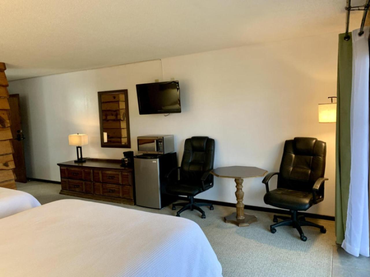Bridge Inn Tomhawk - 2Nd Floor, 1 King Size Bed, Balcony, River View Tomahawk Exterior photo