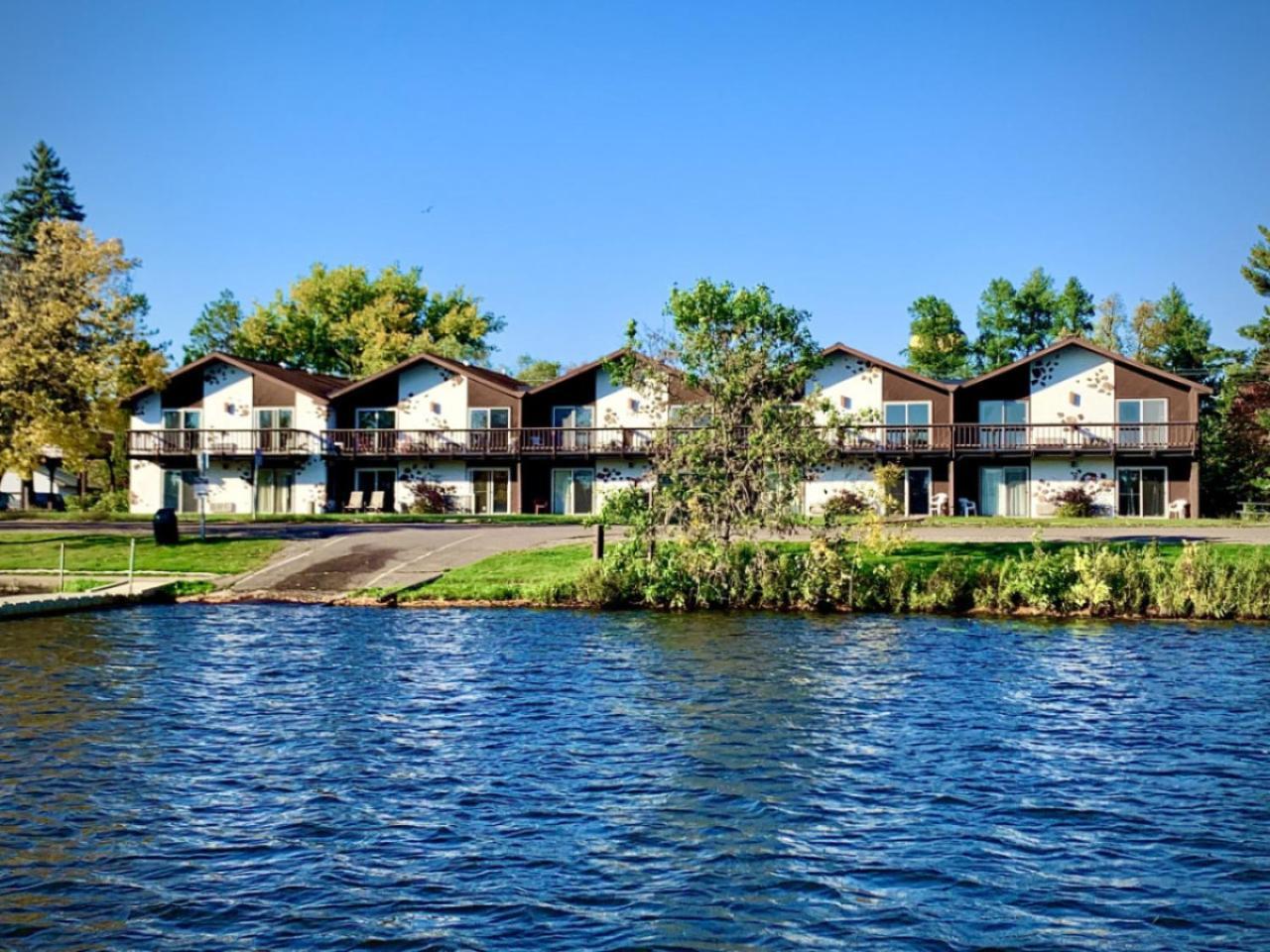 Bridge Inn Tomhawk - 2Nd Floor, 1 King Size Bed, Balcony, River View Tomahawk Exterior photo