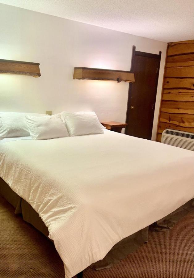 Bridge Inn Tomhawk - 2Nd Floor, 1 King Size Bed, Balcony, River View Tomahawk Exterior photo