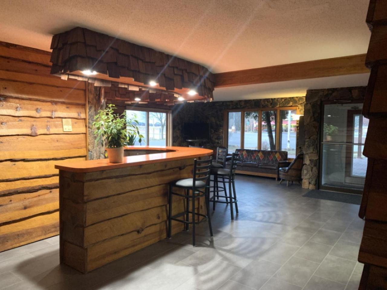 Bridge Inn Tomhawk - 2Nd Floor, 1 King Size Bed, Balcony, River View Tomahawk Exterior photo