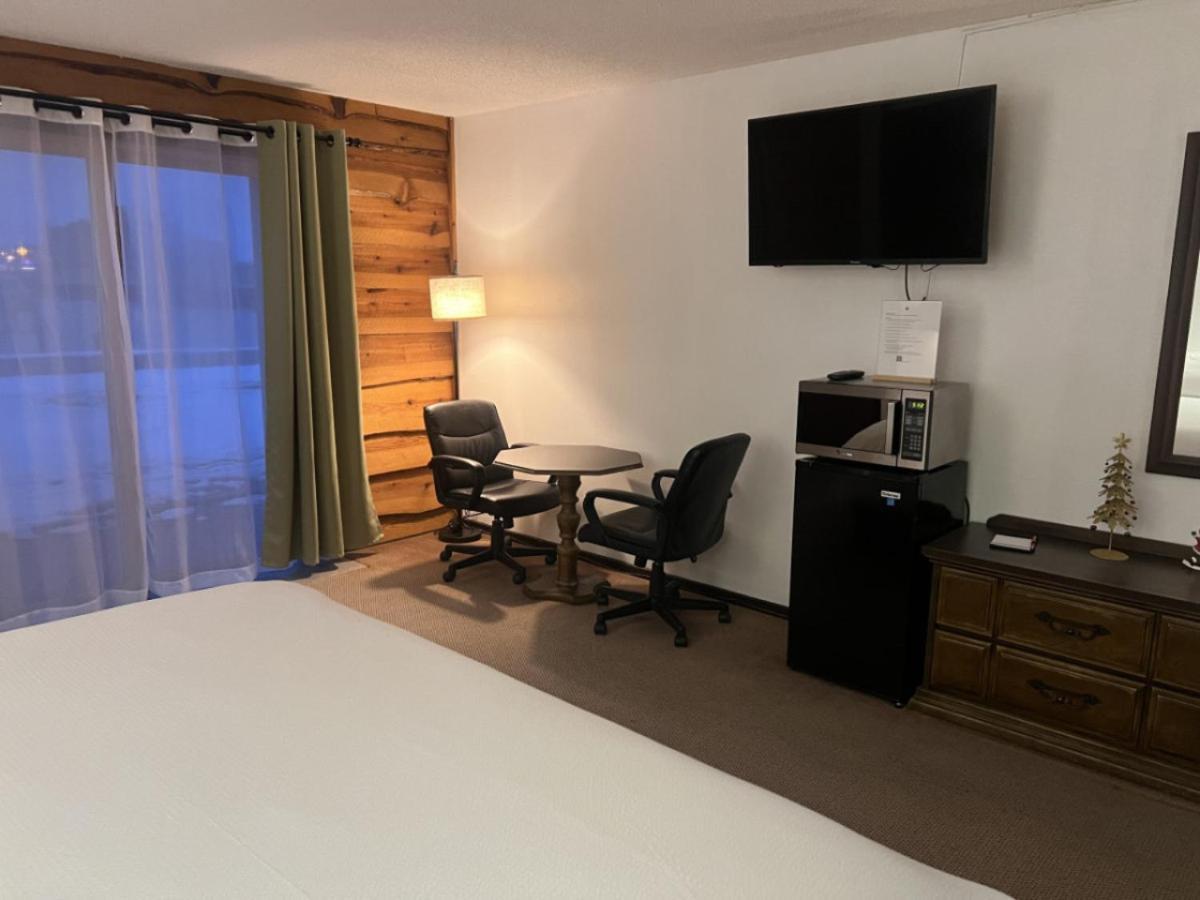 Bridge Inn Tomhawk - 2Nd Floor, 1 King Size Bed, Balcony, River View Tomahawk Exterior photo