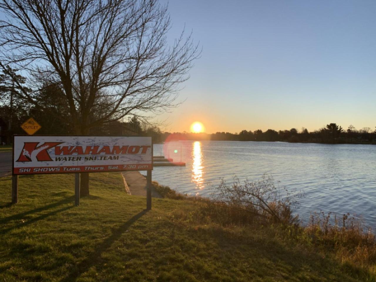 Bridge Inn Tomhawk - 2Nd Floor, 1 King Size Bed, Balcony, River View Tomahawk Exterior photo
