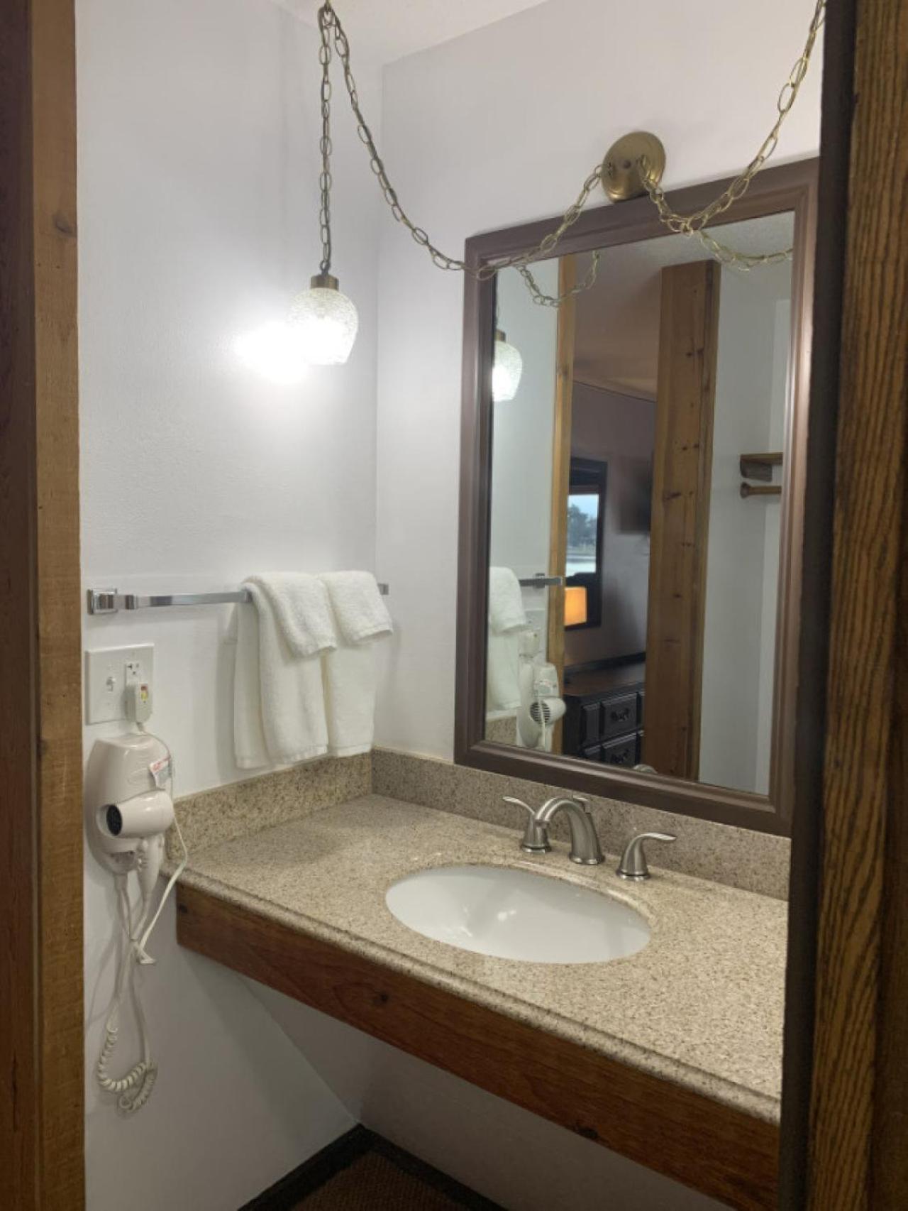 Bridge Inn Tomhawk - 2Nd Floor, 1 King Size Bed, Balcony, River View Tomahawk Exterior photo
