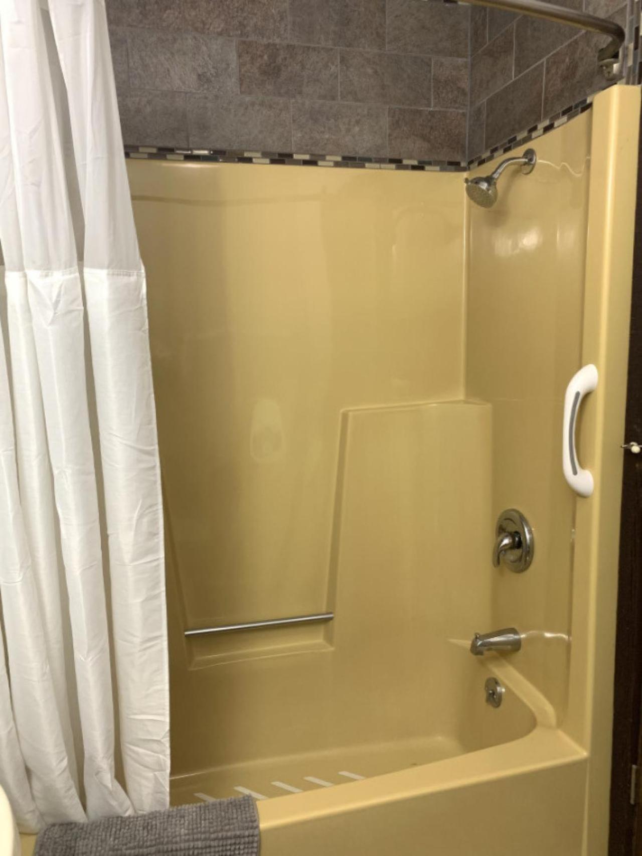 Bridge Inn Tomhawk - 2Nd Floor, 1 King Size Bed, Balcony, River View Tomahawk Exterior photo